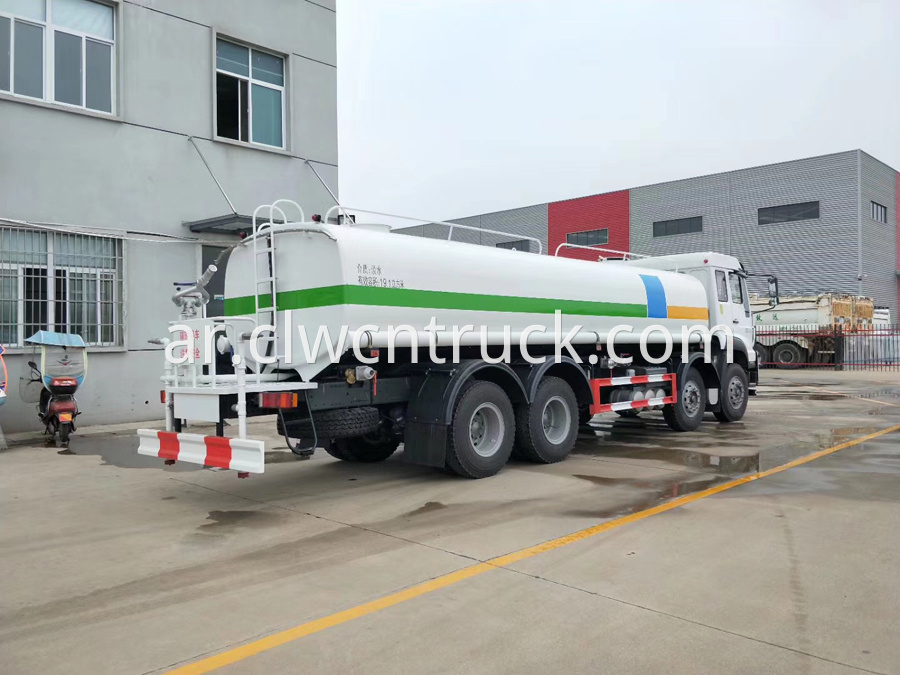 sinotruck rhd sprinkling truck price